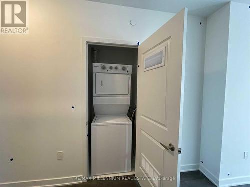 1006 - 4675 Metcalfe Avenue, Mississauga, ON - Indoor Photo Showing Laundry Room