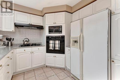 144 Cove Crescent, Hamilton, ON - Indoor Photo Showing Kitchen
