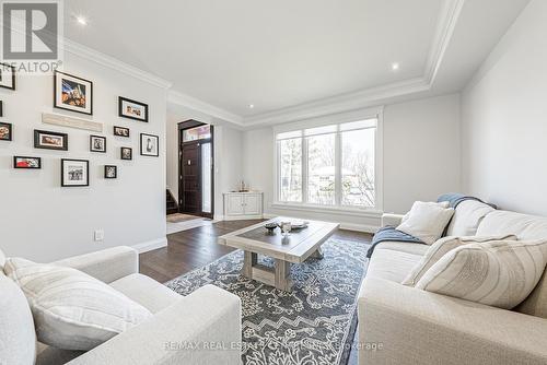 600 Maplehurst Avenue, Oakville, ON - Indoor Photo Showing Living Room