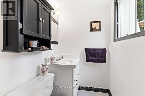 225 Anne Street, Niagara-On-The-Lake, ON - Indoor Photo Showing Bathroom