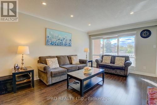 208 Meadows Boulevard, Mississauga, ON - Indoor Photo Showing Living Room