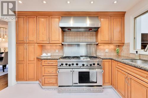 1570 Steveles Crescent, Mississauga, ON - Indoor Photo Showing Kitchen