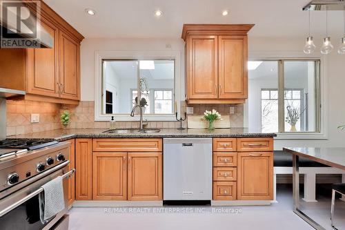 1570 Steveles Crescent, Mississauga, ON - Indoor Photo Showing Kitchen With Upgraded Kitchen