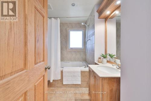 1570 Steveles Cres, Mississauga, ON - Indoor Photo Showing Bathroom