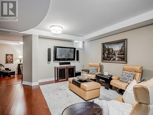 295 Belvenia Road, Burlington, ON - Indoor Photo Showing Living Room