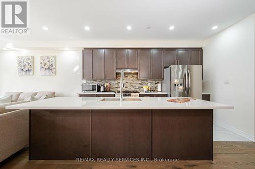21 Arrowview Drive, Brampton, ON - Indoor Photo Showing Kitchen With Upgraded Kitchen