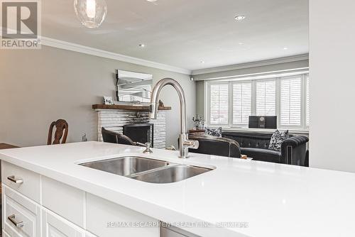 4030 Grapehill Avenue, Burlington, ON - Indoor Photo Showing Kitchen With Double Sink