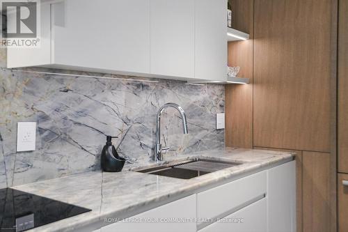 #109 -349 St Clair Ave W, Toronto, ON - Indoor Photo Showing Kitchen