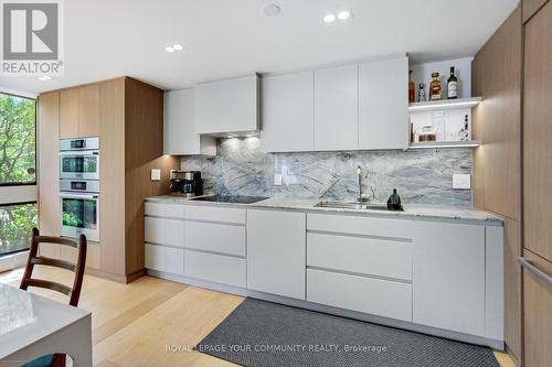 #109 -349 St Clair Ave W, Toronto, ON - Indoor Photo Showing Kitchen