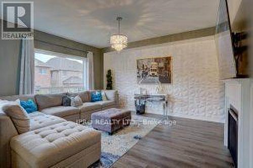 288 Pimlico Drive, Oshawa, ON - Indoor Photo Showing Living Room