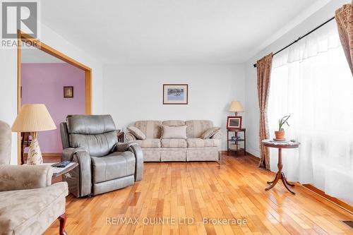 659 Front Street, Quinte West, ON - Indoor Photo Showing Living Room