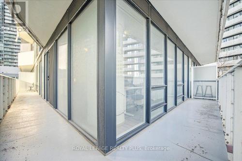 1010 - 100 Harbour Street, Toronto, ON - Outdoor With Exterior