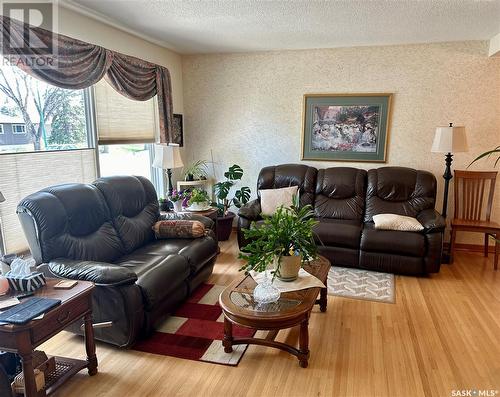 206 Garnet Street, Regina, SK - Indoor Photo Showing Living Room