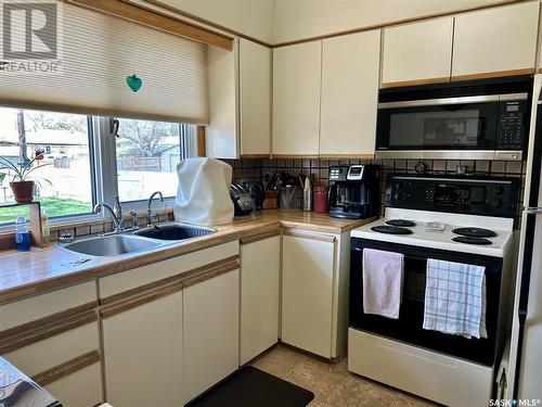 206 Garnet Street, Regina, SK - Indoor Photo Showing Kitchen With Double Sink