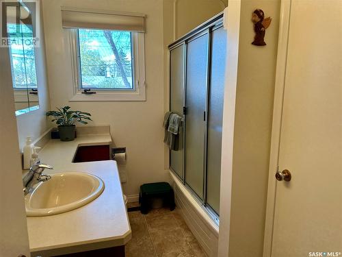 206 Garnet Street, Regina, SK - Indoor Photo Showing Bathroom