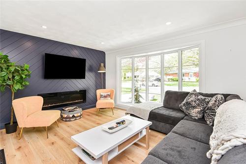 25 Seneca Crescent, Brantford, ON - Indoor Photo Showing Living Room With Fireplace