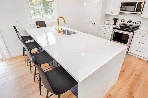 25 Seneca Crescent, Brantford, ON - Indoor Photo Showing Kitchen With Upgraded Kitchen