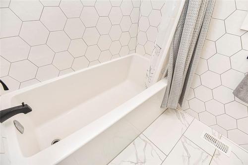 25 Seneca Crescent, Brantford, ON - Indoor Photo Showing Bathroom