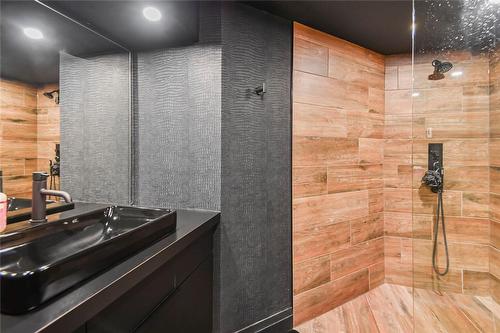 25 Seneca Crescent, Brantford, ON - Indoor Photo Showing Bathroom
