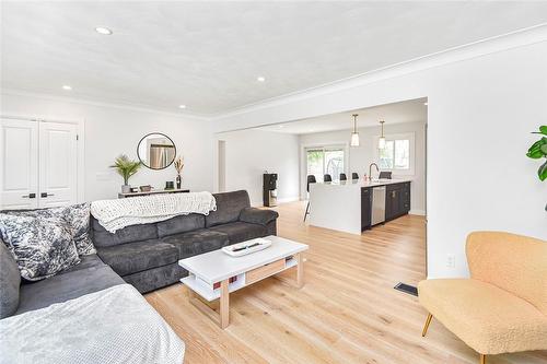 25 Seneca Crescent, Brantford, ON - Indoor Photo Showing Living Room