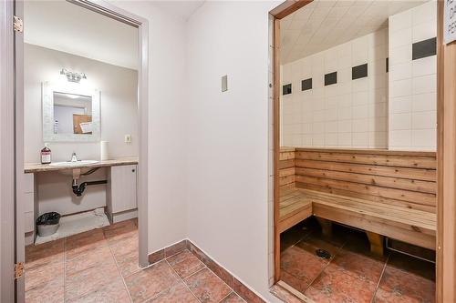 141 Catharine Street S|Unit #702, Hamilton, ON - Indoor Photo Showing Bathroom