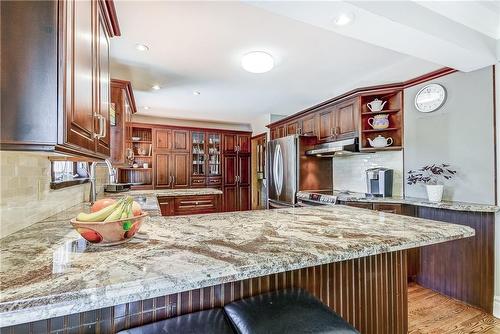 692 Courtland Place, Burlington, ON - Indoor Photo Showing Kitchen