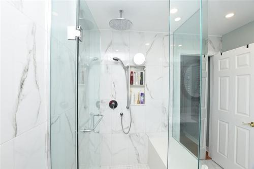 17 Durrell Court, Hamilton, ON - Indoor Photo Showing Bathroom