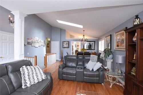 17 Durrell Court, Hamilton, ON - Indoor Photo Showing Living Room