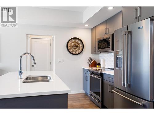 108-2925 Westsyde Rd, Kamloops, BC - Indoor Photo Showing Kitchen With Double Sink