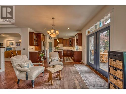 5254 Cobble Crescent, Kelowna, BC - Indoor Photo Showing Living Room