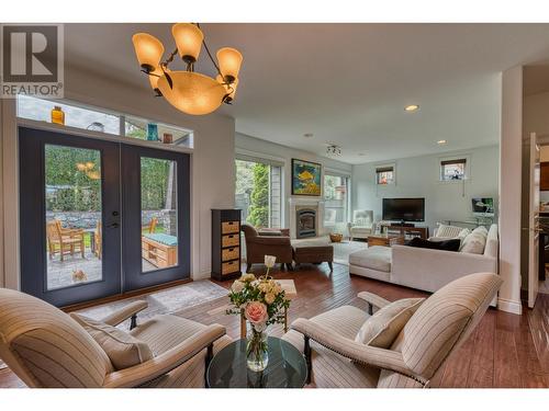5254 Cobble Crescent, Kelowna, BC - Indoor Photo Showing Living Room