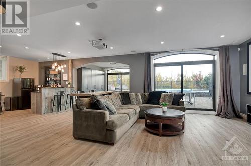 6900 Lakes Park Drive, Greely, ON - Indoor Photo Showing Living Room