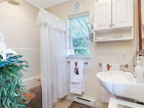 346/370 Nenzel Rd, Qualicum Beach, BC - Indoor Photo Showing Bathroom