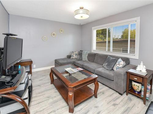 1141 Roy Rd, Saanich, BC - Indoor Photo Showing Living Room