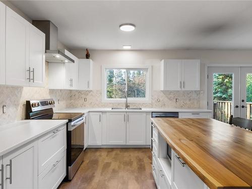 1757 Errington Rd, Errington, BC - Indoor Photo Showing Kitchen With Double Sink