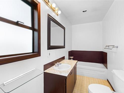 1757 Errington Rd, Errington, BC - Indoor Photo Showing Bathroom