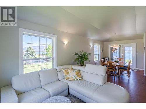 11795 Harris Road, Summerland, BC - Indoor Photo Showing Living Room