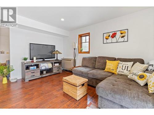 5774 Deadpine Drive, Kelowna, BC - Indoor Photo Showing Living Room