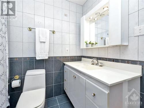 28 Qualicum Street, Ottawa, ON - Indoor Photo Showing Bathroom