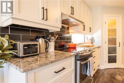 33 Bayridge Court, Sudbury, ON - Indoor Photo Showing Kitchen With Upgraded Kitchen