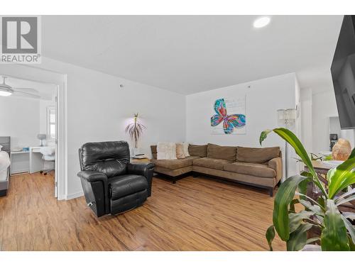 539 Yates Road Unit# 402, Kelowna, BC - Indoor Photo Showing Living Room