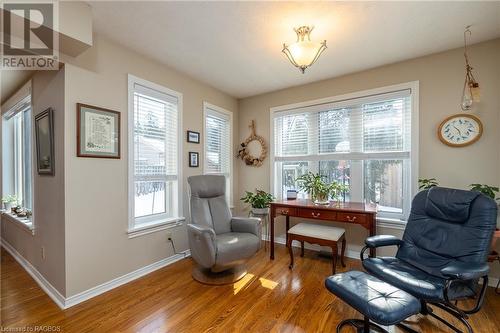 433 8Th Avenue A E, Owen Sound, ON - Indoor Photo Showing Living Room