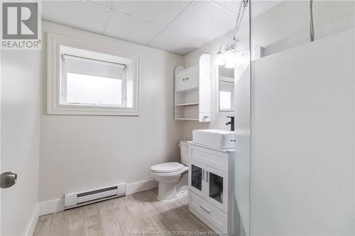 949 Shediac Rd, Moncton, NB - Indoor Photo Showing Bathroom