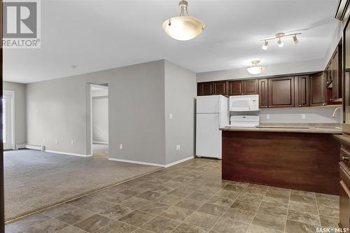 106 215 Smith Street N, Regina, SK - Indoor Photo Showing Kitchen