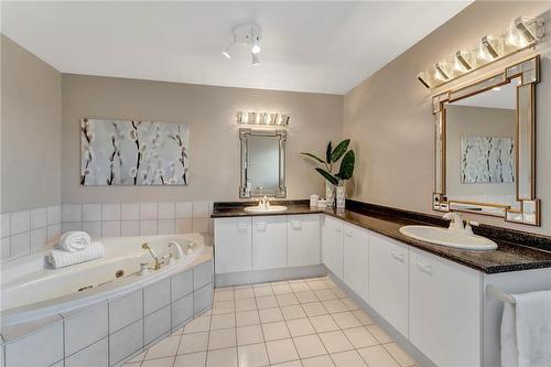 144 Cove Crescent, Stoney Creek, ON - Indoor Photo Showing Bathroom