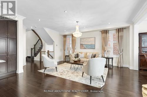31 Forest Ridge Avenue, Hamilton, ON - Indoor Photo Showing Living Room