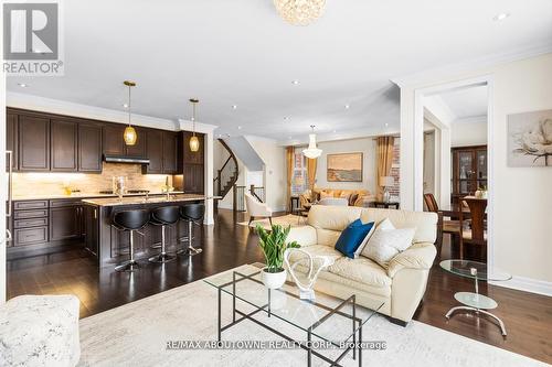 31 Forest Ridge Avenue, Hamilton, ON - Indoor Photo Showing Living Room