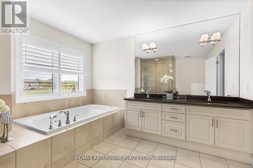 31 Forest Ridge Avenue, Hamilton, ON - Indoor Photo Showing Bathroom