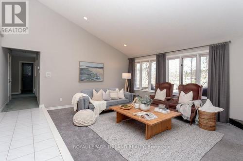 27 Calvert Place, Thames Centre, ON - Indoor Photo Showing Living Room