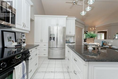 27 Calvert Place, Thames Centre, ON - Indoor Photo Showing Kitchen With Upgraded Kitchen
